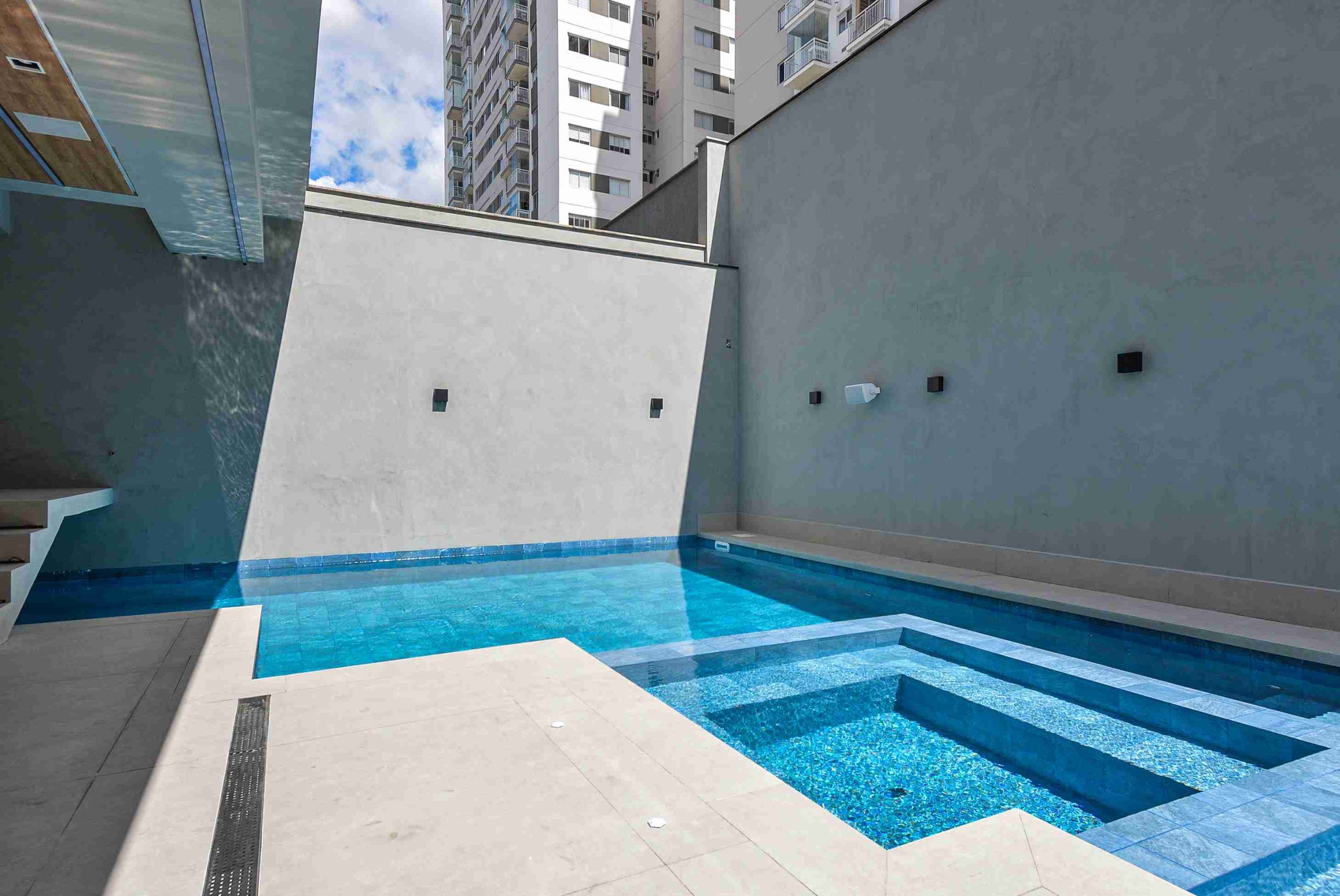 piscina-em-porcelanato-lamina-ultracompacta-sinterizada-marmore-granito-quartzo-cinza-5