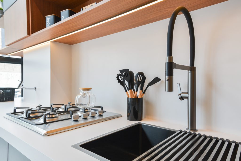 Neste artigo, vamos explorar como montar uma cozinha com porcelanato, desde a escolha do material até a instalação. 