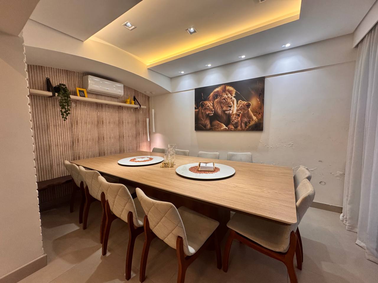 Mesa de jantar de madeira