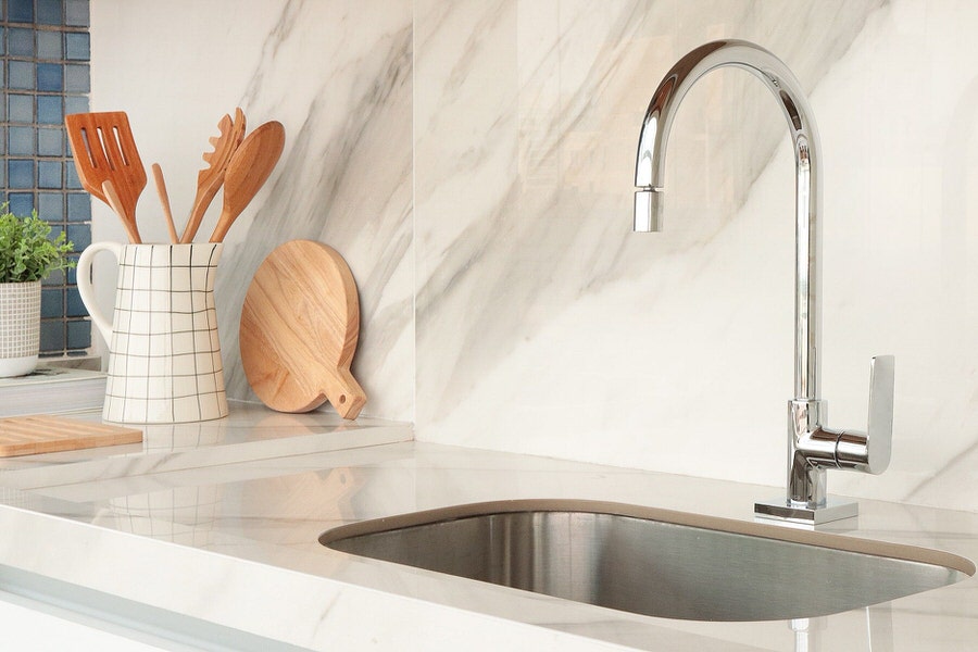 bancada-em-porcelanato-lamina-ultracompacta-sinterizada-quartzo-marmore-calacata-que-nao-mancha (23)