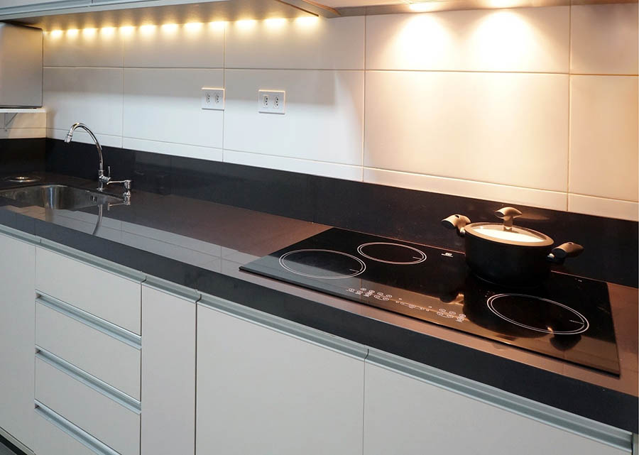 bancada-em-porcelanato-lamina-ultracompacta-sinterizada-quartzo-marmore-granito-preto-que-nao-mancha (35)