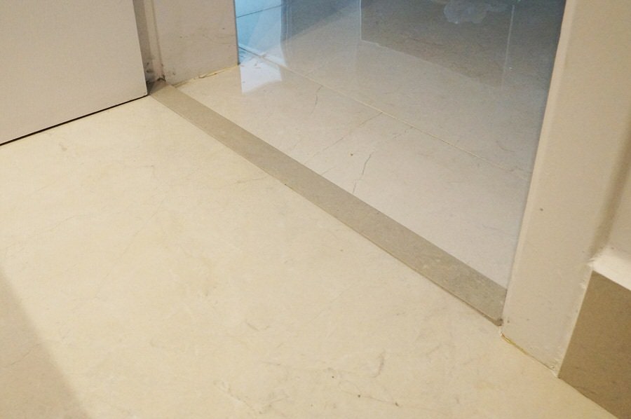 banheiro-em-porcelanato-lamina-ultracompacta-sinterizada-marmore-granito-quartzo-cinza-que-nao-mancha (47)