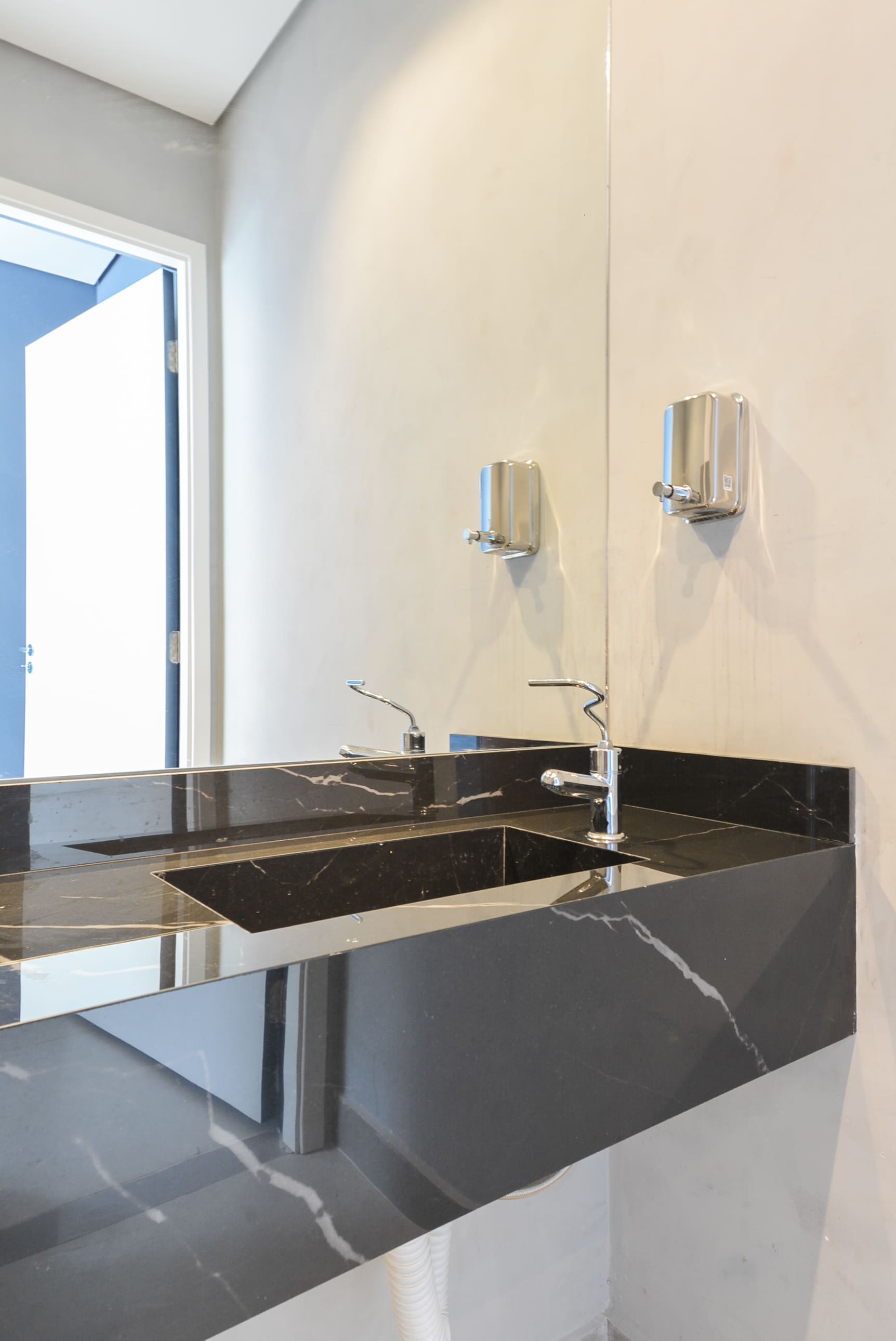 banheiro-em-porcelanato-lamina-ultracompacta-sinterizada-marmore-granito-quartzo-preto-que-nao-mancha (6)